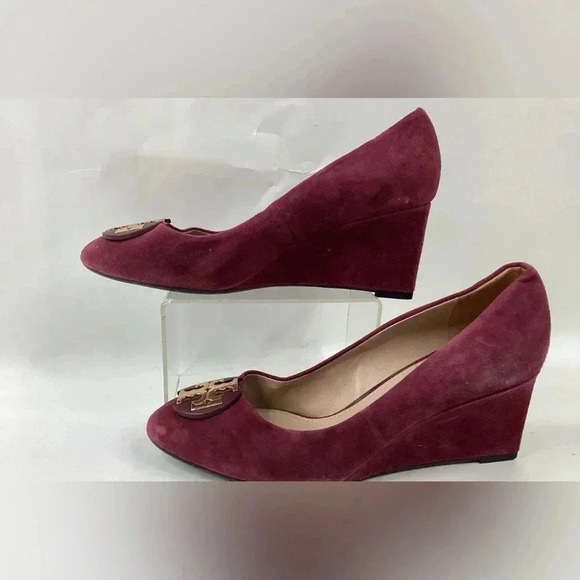 TORY BURCH LUNA EMBELLISHED SUEDE MEDALLION WEDGE HEEL PUMPS SZ 7M - Picture 7 of 15